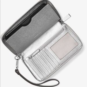 🆕 Micheal Kors NWT Wristlet Phone Wallet